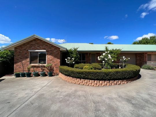 Century 21 Central West - 02 6862 1265 - Photo 1