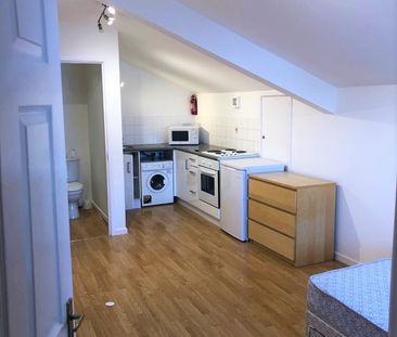 Studio Flat, Deer Park Road, SW19 - Photo 3