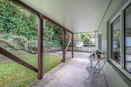 52 Kiwi Crescent, Tawa - Photo 4