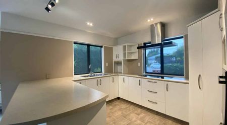 This well-presented residence on Rudleigh Avenue - Photo 2