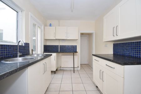 Terraced House to rent - Mount Road, Chatham, ME4 - Photo 4