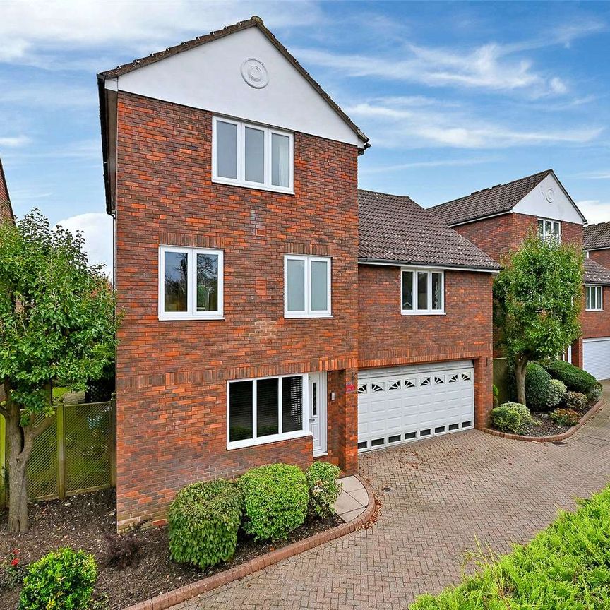 A modern and spacious three storey detached home on the banks of the river Thames with car parking, garage and private mooring. - Photo 1