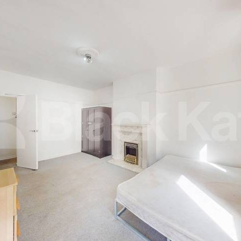 Spacious three bed with good size lounge in St Johns Wood - Photo 1