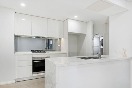 Penthouse-Style Apartment Minutes' To Trains - Photo 5