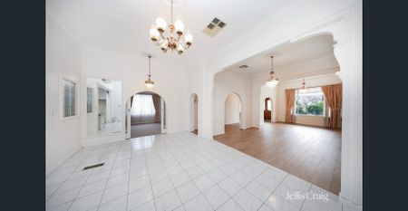 Three Bedroom, One Bathroom, Three Car Spots - Photo 2