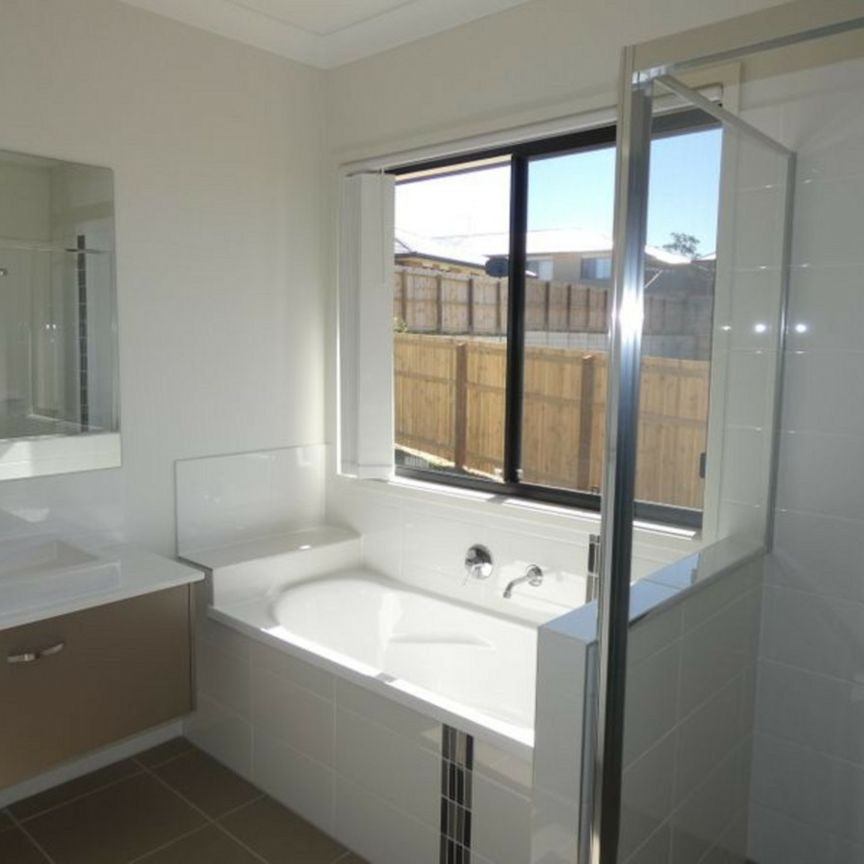 4 bedroom split level family home located in Coomera. - Photo 1