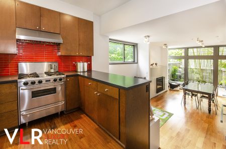 Townhouse in Vancouver West Side, BC - Photo 3