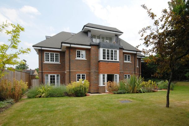 Claremont Lane, Esher, Surrey, KT10 flat to rent - Photo 1