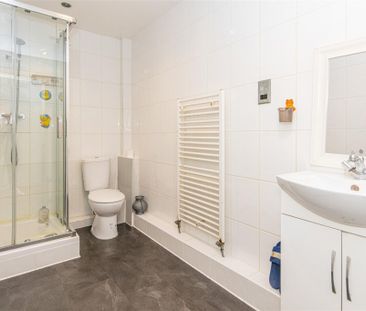 3 bed Apartment To Let - Photo 4