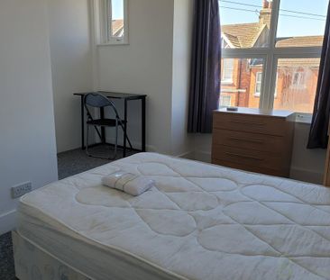 3 bedroom flat to rent - Photo 3