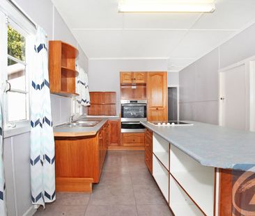 Charming 4-bedroom cottage in quiet corner of Nambour - Photo 4