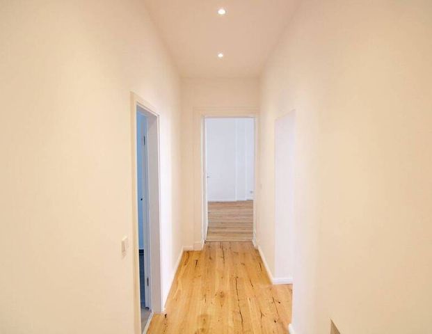 Zauberhafte, ambientestarke Altbauwohnung mit 2 Balkonen und Top-Grundriss! - Photo 1