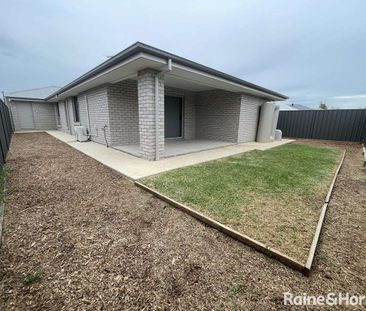 Four Bedroom Family Home with Two Living Areas. - Photo 2