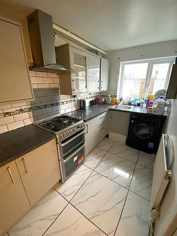 £1,200 PCM, Furnished Three Bedroom House with Enclosed Garden in Canton Court, Canton, Cardiff, CF11 9BH - Photo 4