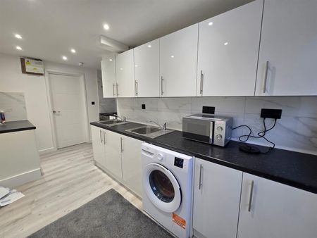 Hawthorn Way, Shepperton TW17, London - Photo 2