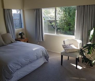 Light-filled tidy 3 bedroom Home in Mairangi Bay! - Photo 5