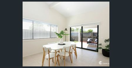 Modern 3 Bedroom Home - Photo 4