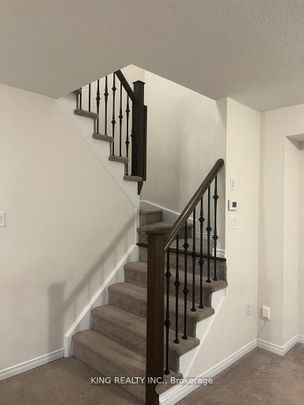 Townhouse For Lease | X8120774 - Photo 1