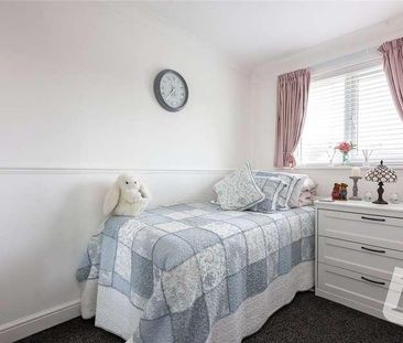 Charleston Avenue, Basildon, SS13 - Photo 1