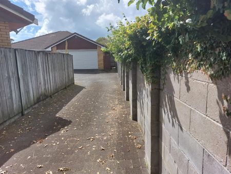 Pet Friendly Epsom Family Home - Photo 5
