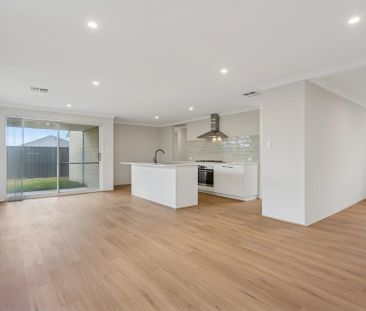 Bright, Breezy, Beautiful - Photo 2