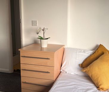 This spacious 5 bedroom house sits on the doorstep of the Universit... - Photo 6