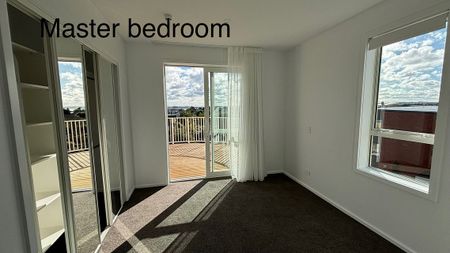 Brand new 3 bed penthouse apartment facing West - Photo 5