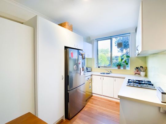 Stylish 2-Bedroom Apartment in the Heart of St Kilda - Photo 1