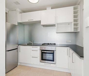 STUNNING TOP FLOOR APARTMENT WITH RIVER VIEWS - Photo 6