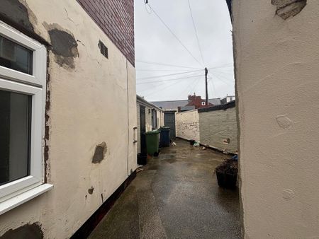 4 bedroom flat to rent - Photo 2