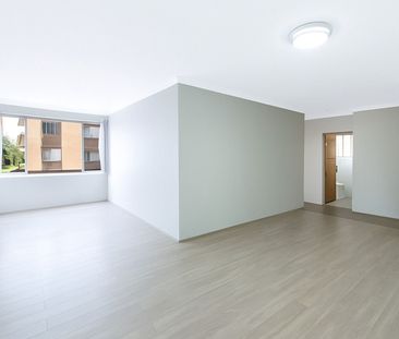 Well Presented Two Bedroom Apartment In Prime Location - Photo 2