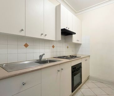 Studio in Ultra Convenient Location &ast;&ast; Available Now &ast;&ast; - Photo 3