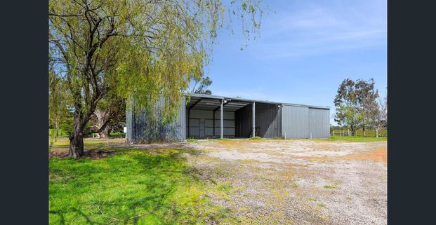 Elegant Country Home - Photo 1