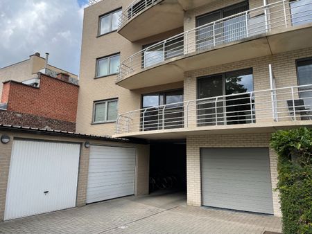 ruim instapklaar twee slaapkamer appartement met groot zongericht terras & gelijkvloerse garage - Foto 2