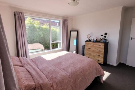 Warm and tidy 3 bedroom home in a great location! - Photo 5