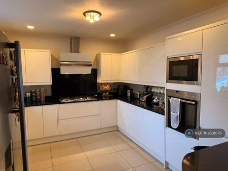 1 bedroom in a house share to rent - Photo 4