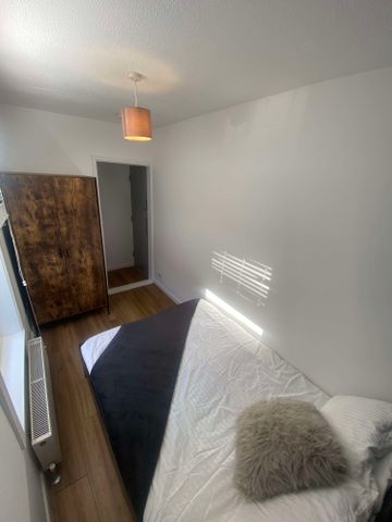 LOVELY DOUBLE ROOM WITH ENSUITE - Photo 3