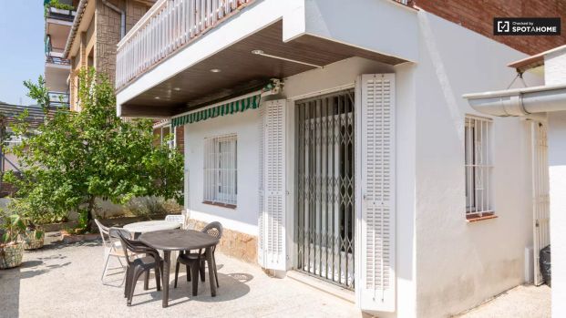 Room in a shared 9-bedroom apartment for rent in Vallcarca i els Penitents - Photo 1
