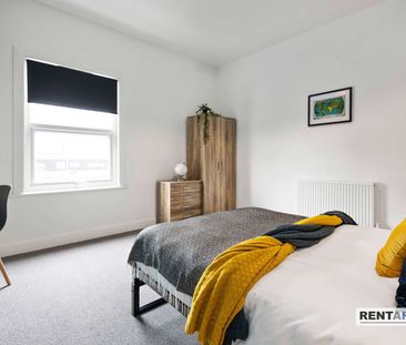 🏡 A Stylish Slice of Town Centre Living – Just 4 Stunning Rooms Up ... - Photo 1
