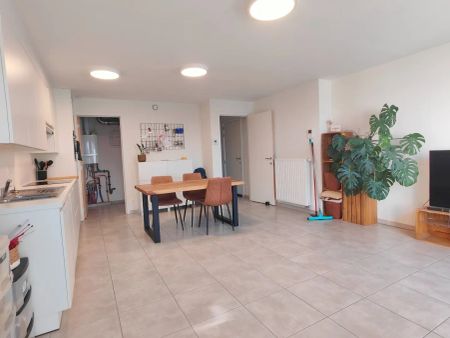 Recent tweeslaapkamer appartement met carport in centrum Beselare - Photo 4