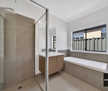 Brand new Stunning Family Home with Modern Features - Photo 4