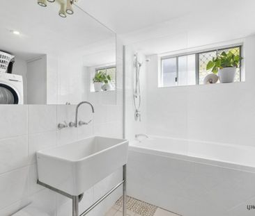 Beautifully Presented Apartment � Stroll to the Beach! - Photo 4