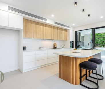 Contemporary Luxury Living in a Near - New Family Duplex - Photo 6