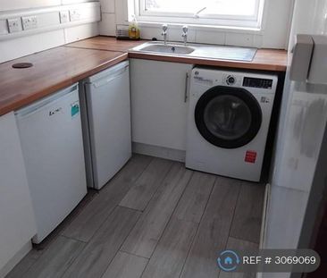 3 bedroom flat to rent - Photo 6