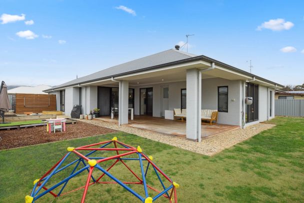 Your Dream Family Home Awaits. - Photo 1