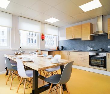 1 bedroom in a flat share to rent - Photo 2