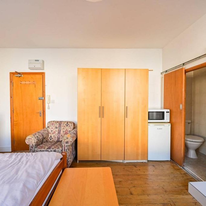 Studio to rent - Photo 1