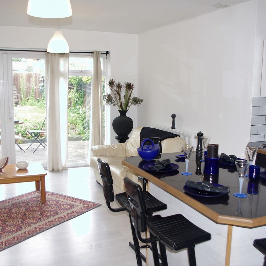 Spacious Four Bedroom Semi-Detached To Let Wallcote Avenue Brent Cross NW2 - Photo 1