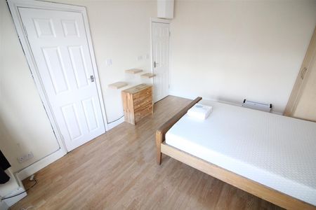 Wood Lane, Isleworth - Photo 2