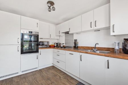 3 bedroom semi-detached house to rent - Photo 5